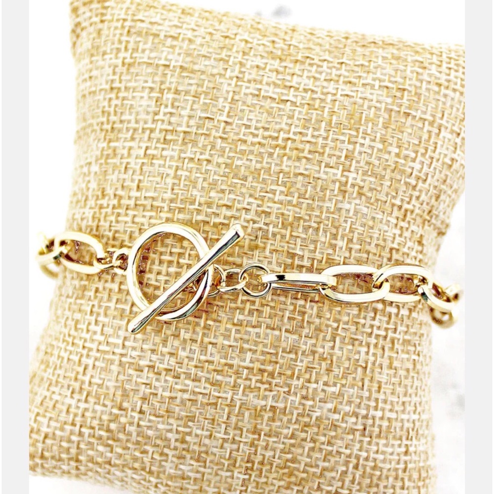 NEW Goldtone Oval Link Chain Toggle Fashion Bracelet